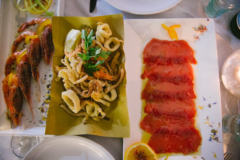 raw prawns and tuna sidelong to misto fritto